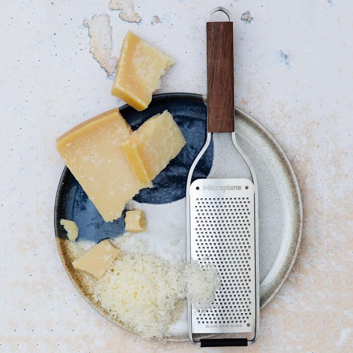 Терка кухонна Microplane Master Series з нержавіючої сталі та дерев'яним ручками з горіхового дерева, для овочів, фруктів та сиру, Made in USA (дрібна)