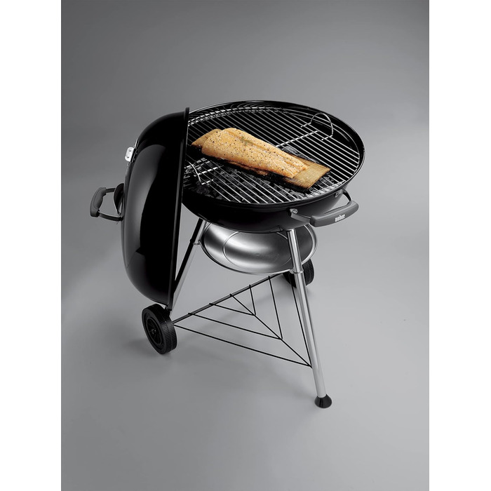 Вугільний гриль Weber Compact Kettle 57 см, порцелянове емалювання, кришка і котел, тринога з колесами, хромована решітка, чорний