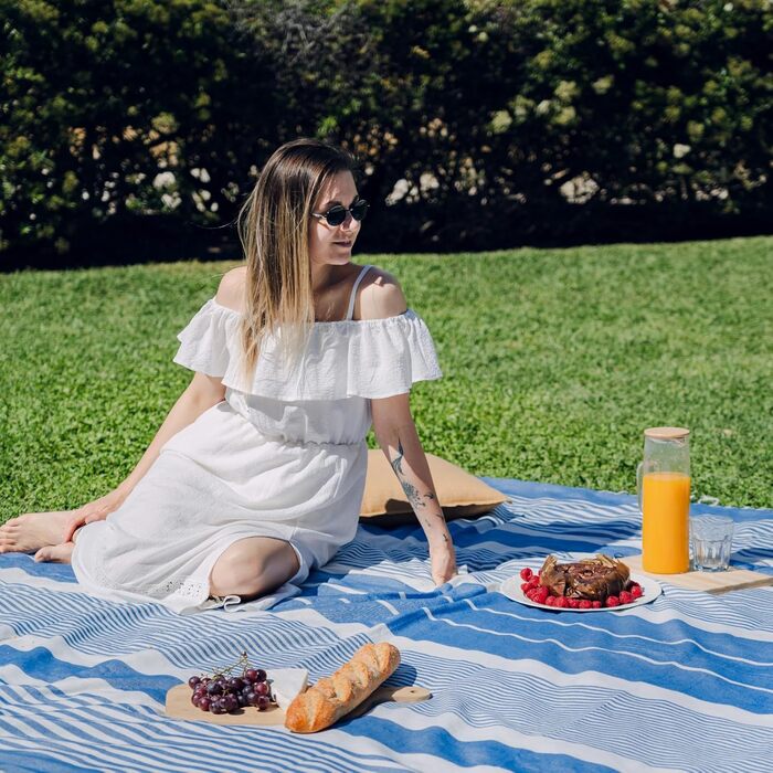 Пляжна ковдра XXL MOMOMUS Фута – велика, легка, швидковисихаюча (210x240 см, блакитна) для пікніка та відпочинку