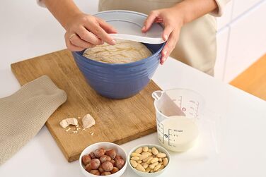 Emsa Prep&Bake Plastic Mixing Bowl 4.15 L, with a preserving lid for refrigerator storage, non-slip base, perfect stability when mixing, dishwasher-safe, stackable K32541